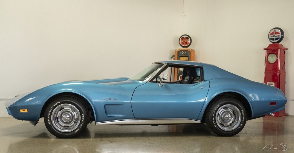Chevrolet-Corvette-1974-Coupe-1