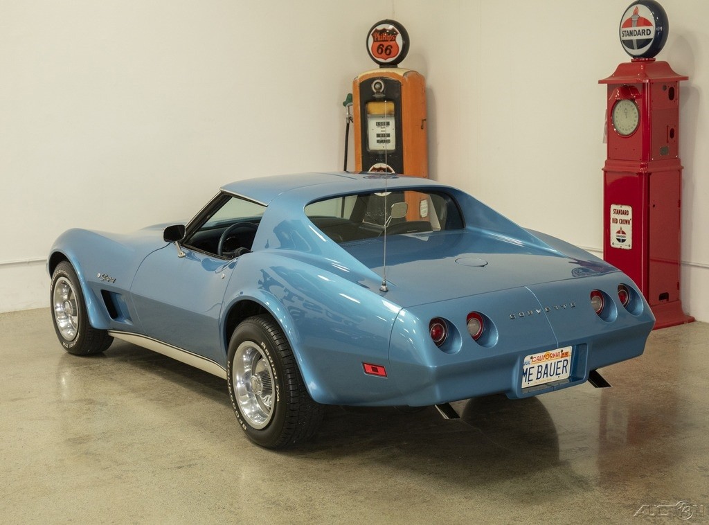 Chevrolet-Corvette-1974-Coupe-2
