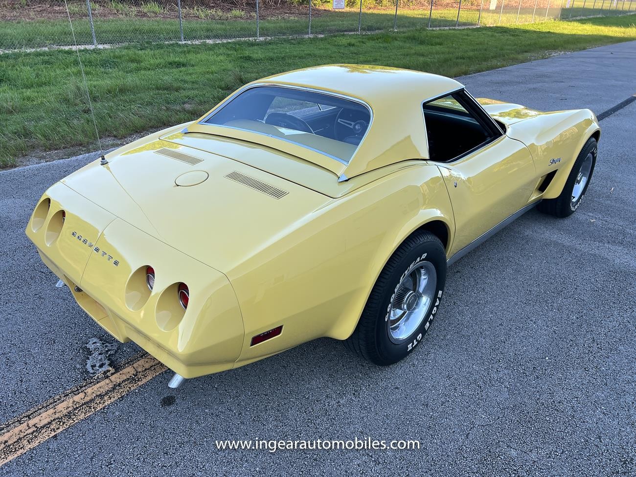 Chevrolet-Corvette-1974-convertible-13