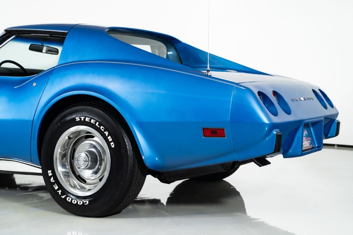 Chevrolet-Corvette-1975-Coupe-11