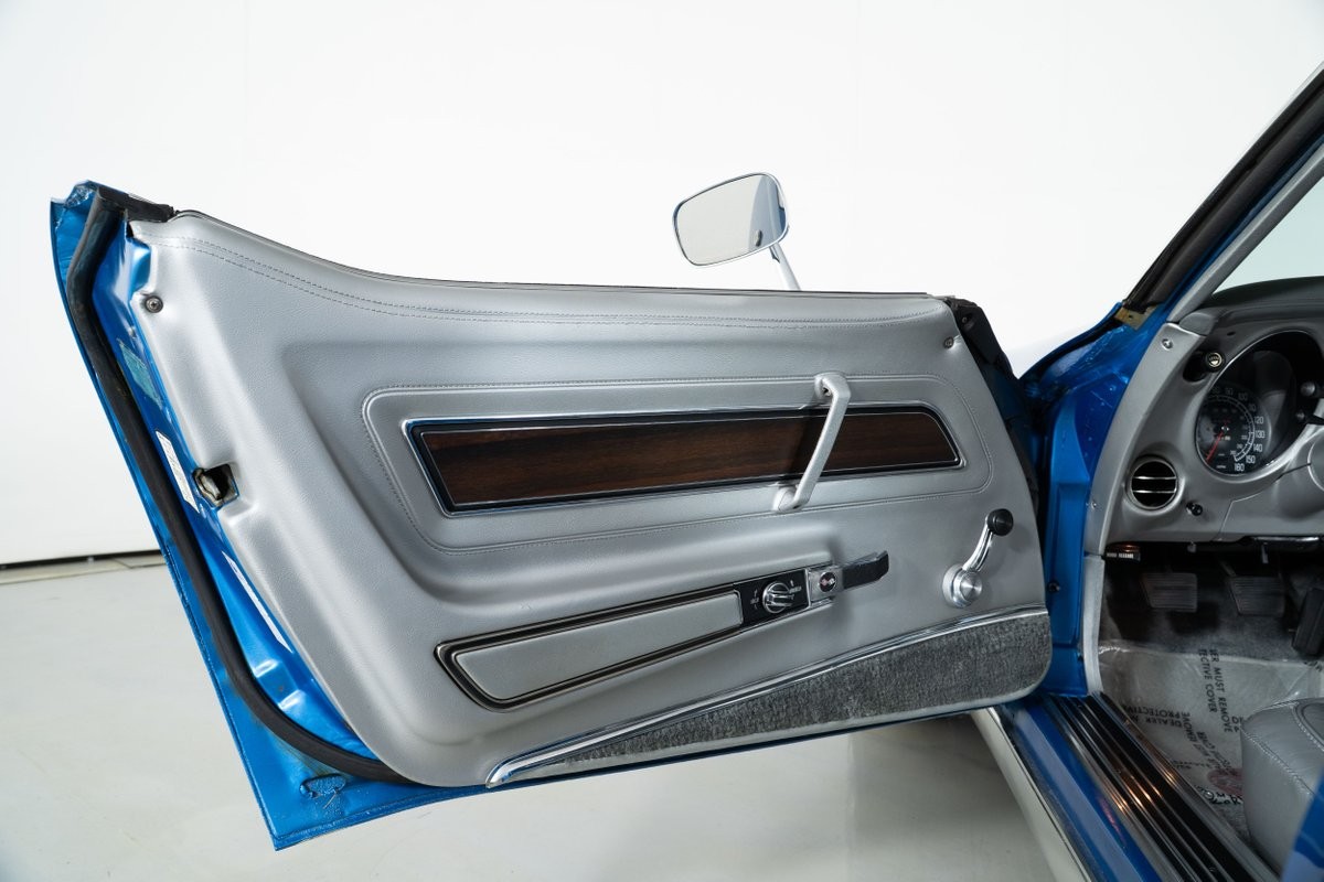 Chevrolet-Corvette-1975-Coupe-18