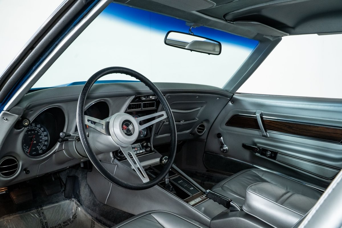 Chevrolet-Corvette-1975-Coupe-19