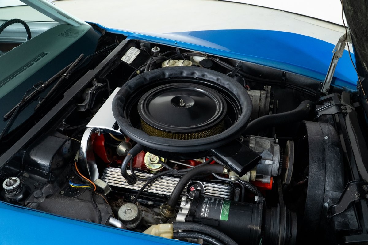 Chevrolet-Corvette-1975-Coupe-2