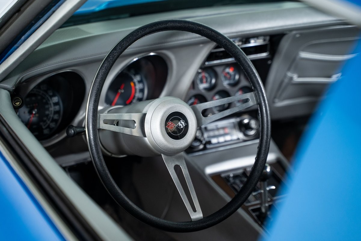 Chevrolet-Corvette-1975-Coupe-23