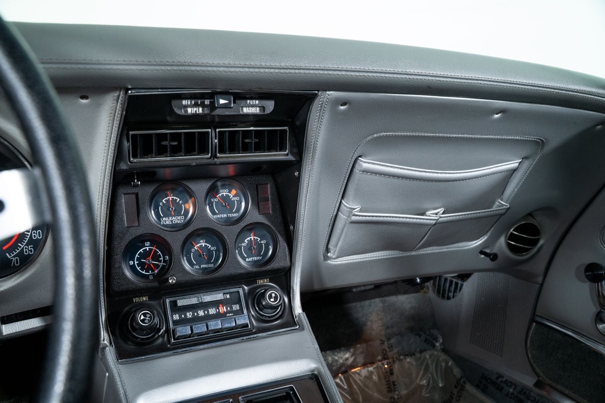 Chevrolet-Corvette-1975-Coupe-27