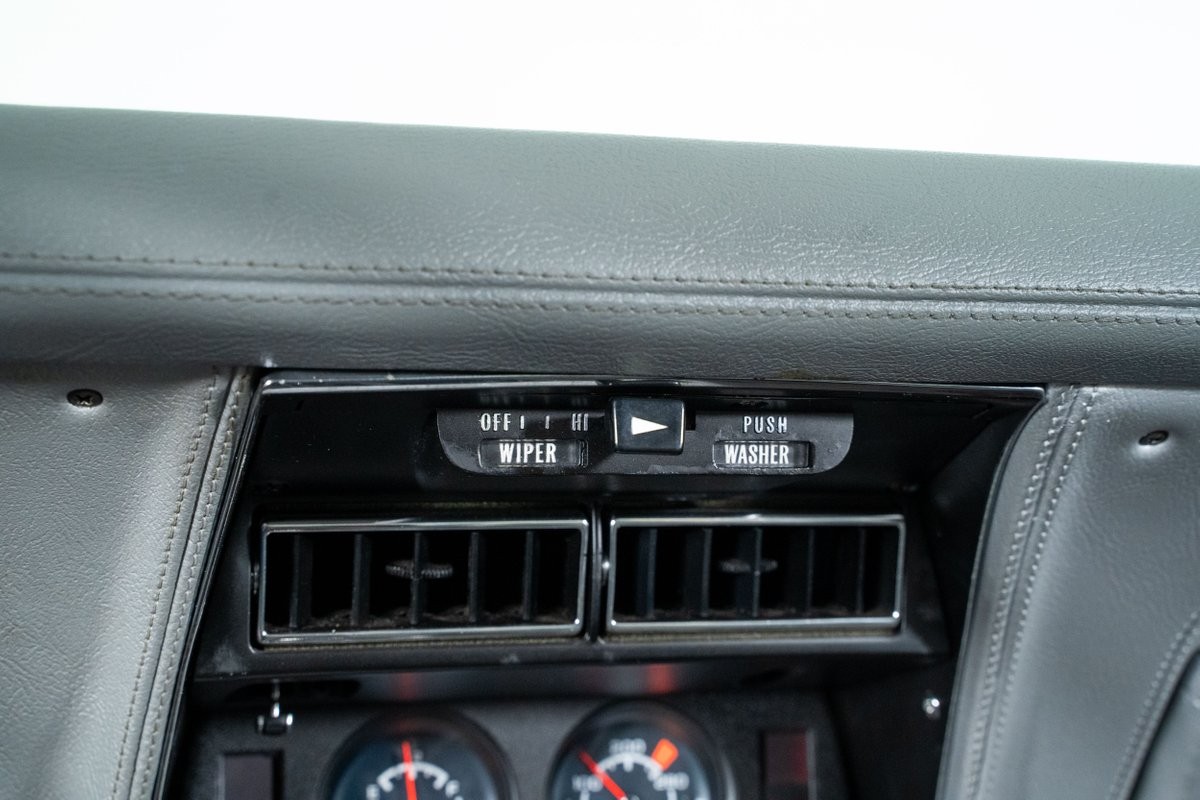 Chevrolet-Corvette-1975-Coupe-28