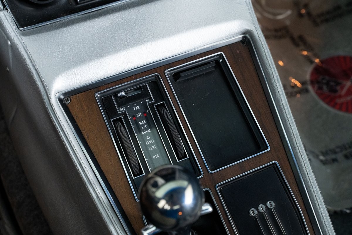 Chevrolet-Corvette-1975-Coupe-32