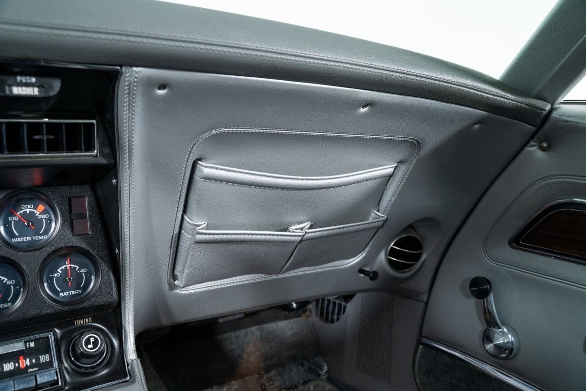 Chevrolet-Corvette-1975-Coupe-34