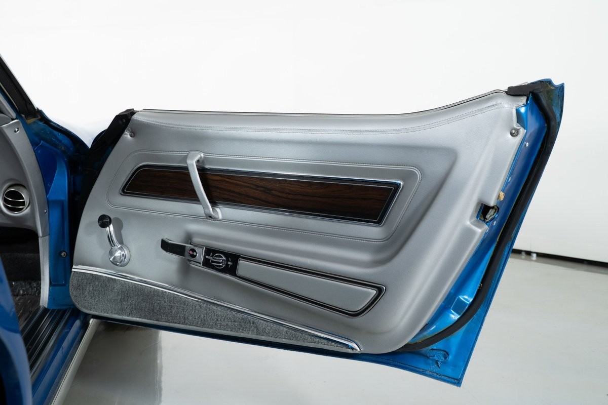 Chevrolet-Corvette-1975-Coupe-37