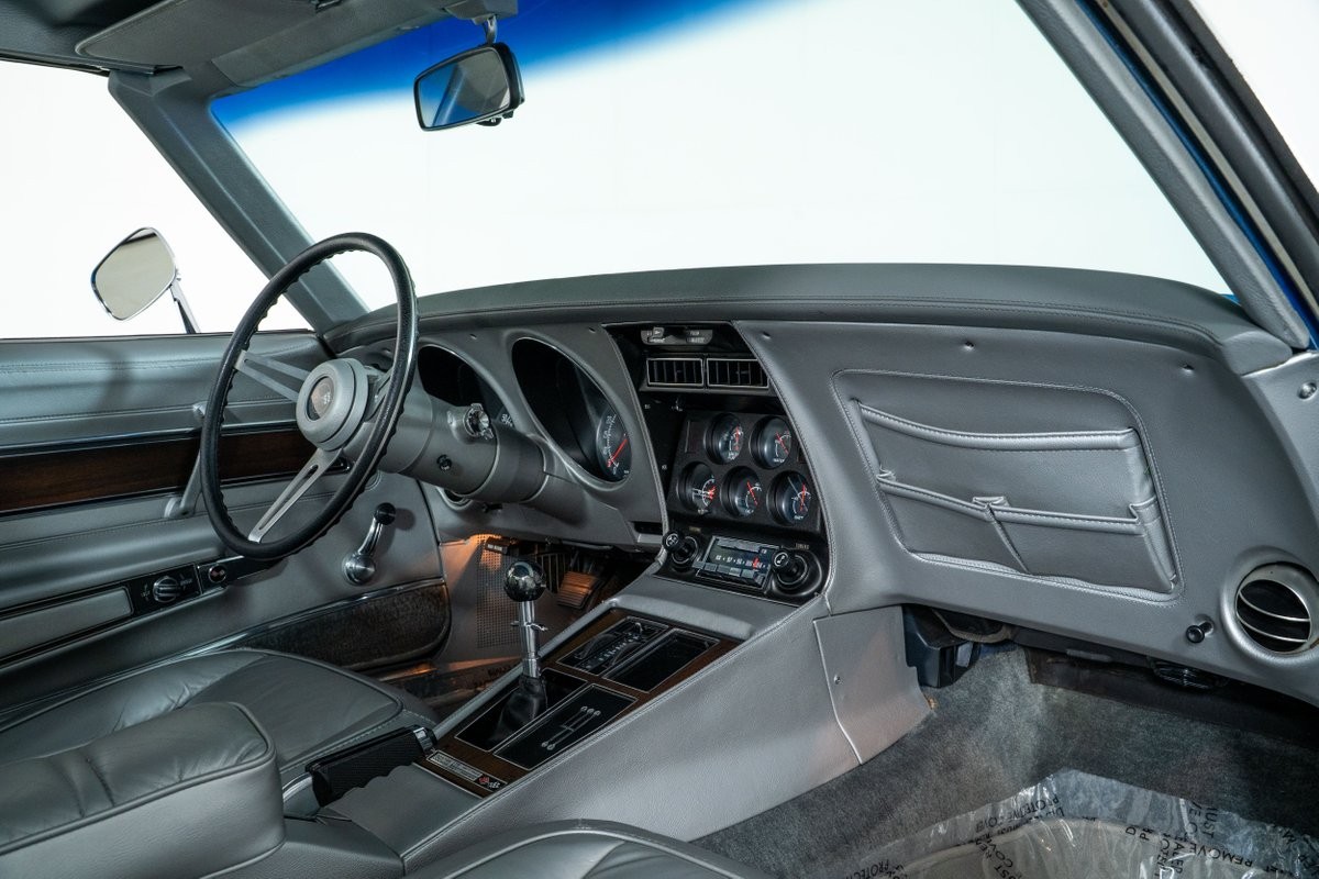 Chevrolet-Corvette-1975-Coupe-38