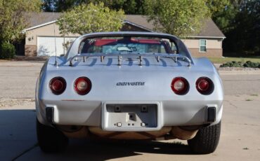 Chevrolet-Corvette-1976-2