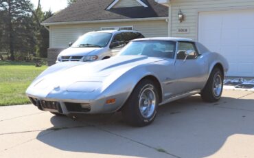 Chevrolet-Corvette-1976-3