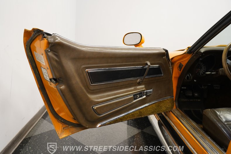Chevrolet-Corvette-1977-Orange-Brown-36