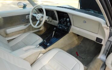 Chevrolet-Corvette-1978-33