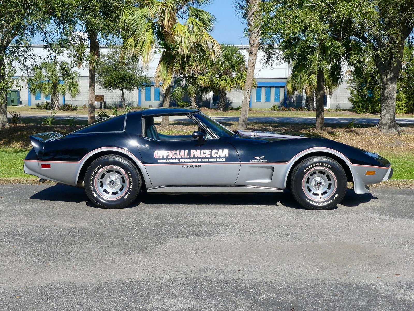 Chevrolet-Corvette-1978-Coupe-2