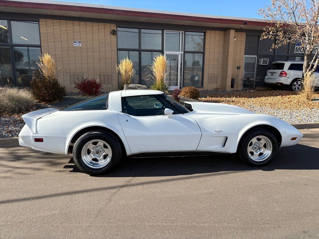Chevrolet-Corvette-1979-15