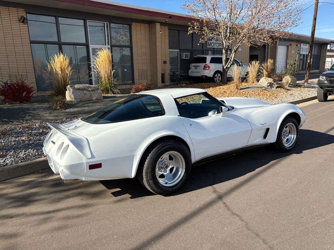 Chevrolet-Corvette-1979-17