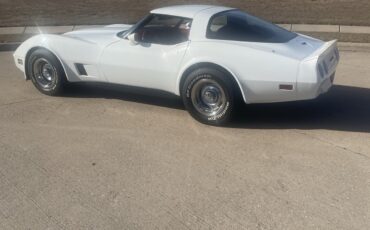 Chevrolet-Corvette-1981-Coupe-2