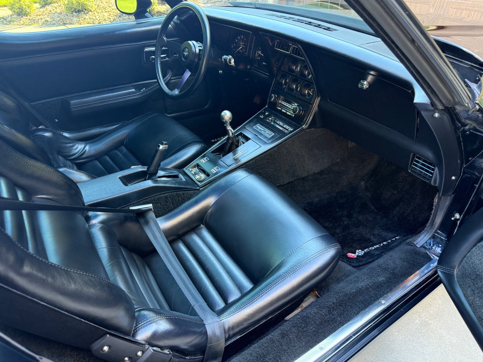 Chevrolet-Corvette-1981-Coupe-23