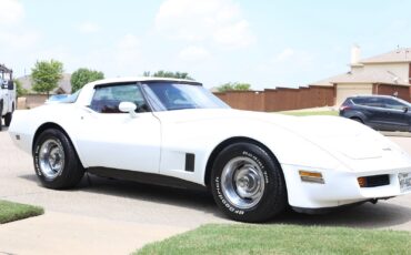 Chevrolet-Corvette-1981-Coupe-23