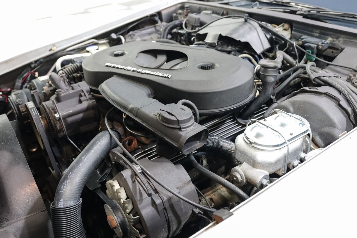 Chevrolet-Corvette-1982-Coupe-10