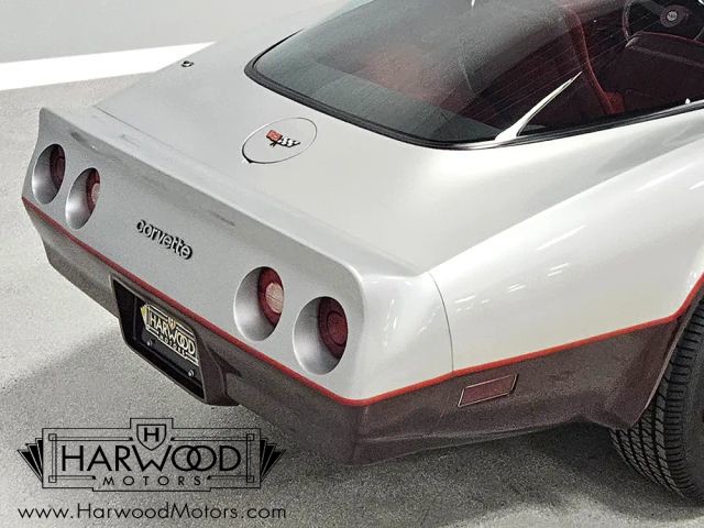 Chevrolet-Corvette-1982-Coupe-11