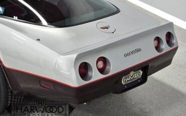 Chevrolet-Corvette-1982-Coupe-12