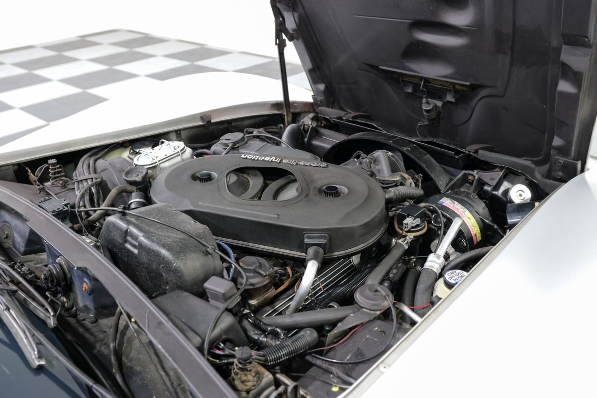 Chevrolet-Corvette-1982-Coupe-12