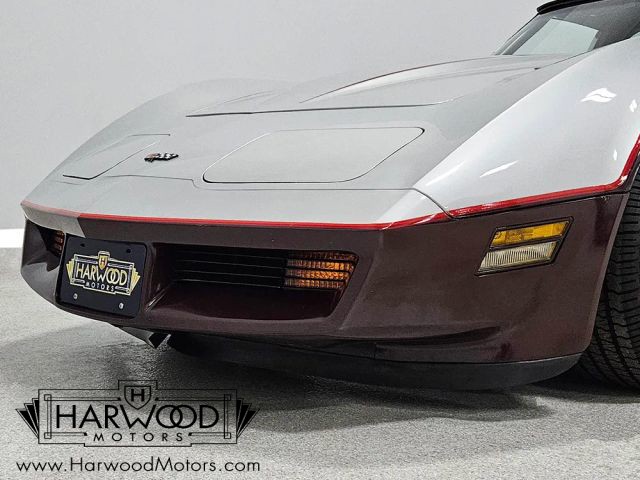 Chevrolet-Corvette-1982-Coupe-13