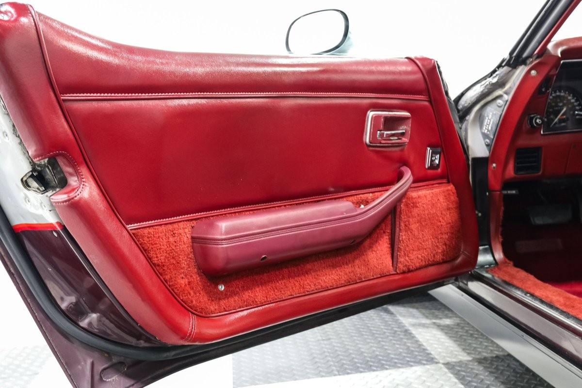 Chevrolet-Corvette-1982-Coupe-14