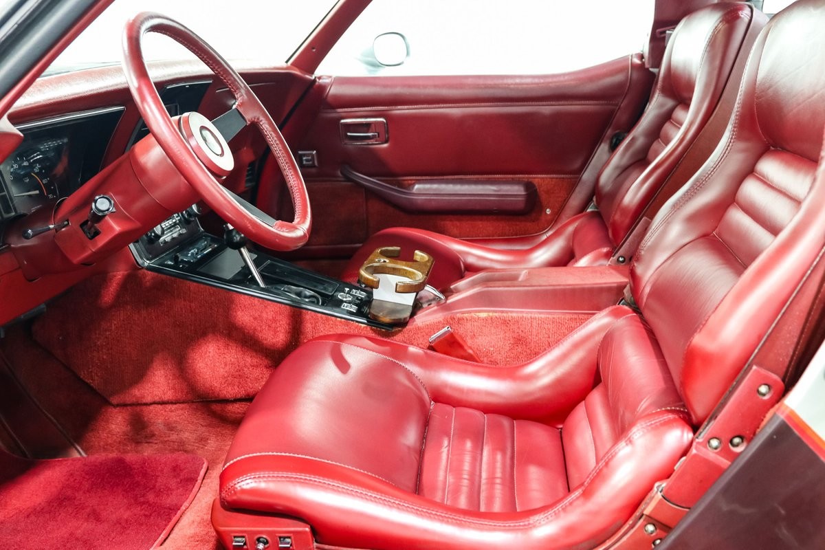 Chevrolet-Corvette-1982-Coupe-15