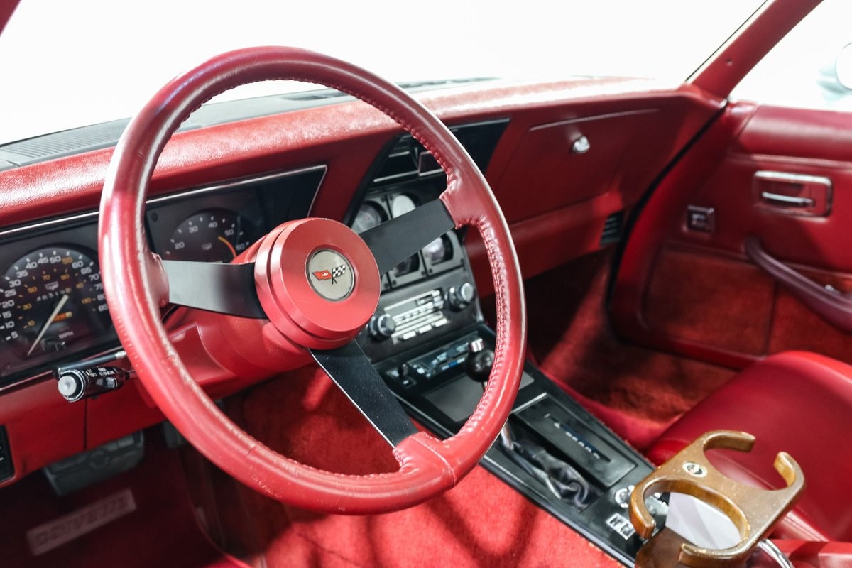 Chevrolet-Corvette-1982-Coupe-16