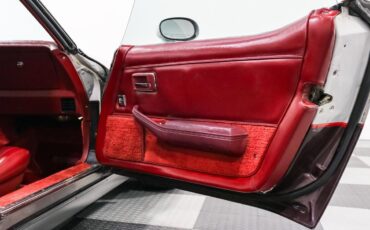 Chevrolet-Corvette-1982-Coupe-17