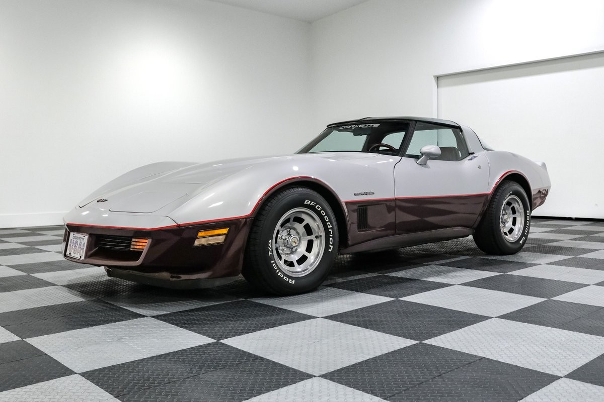 Chevrolet-Corvette-1982-Coupe-2