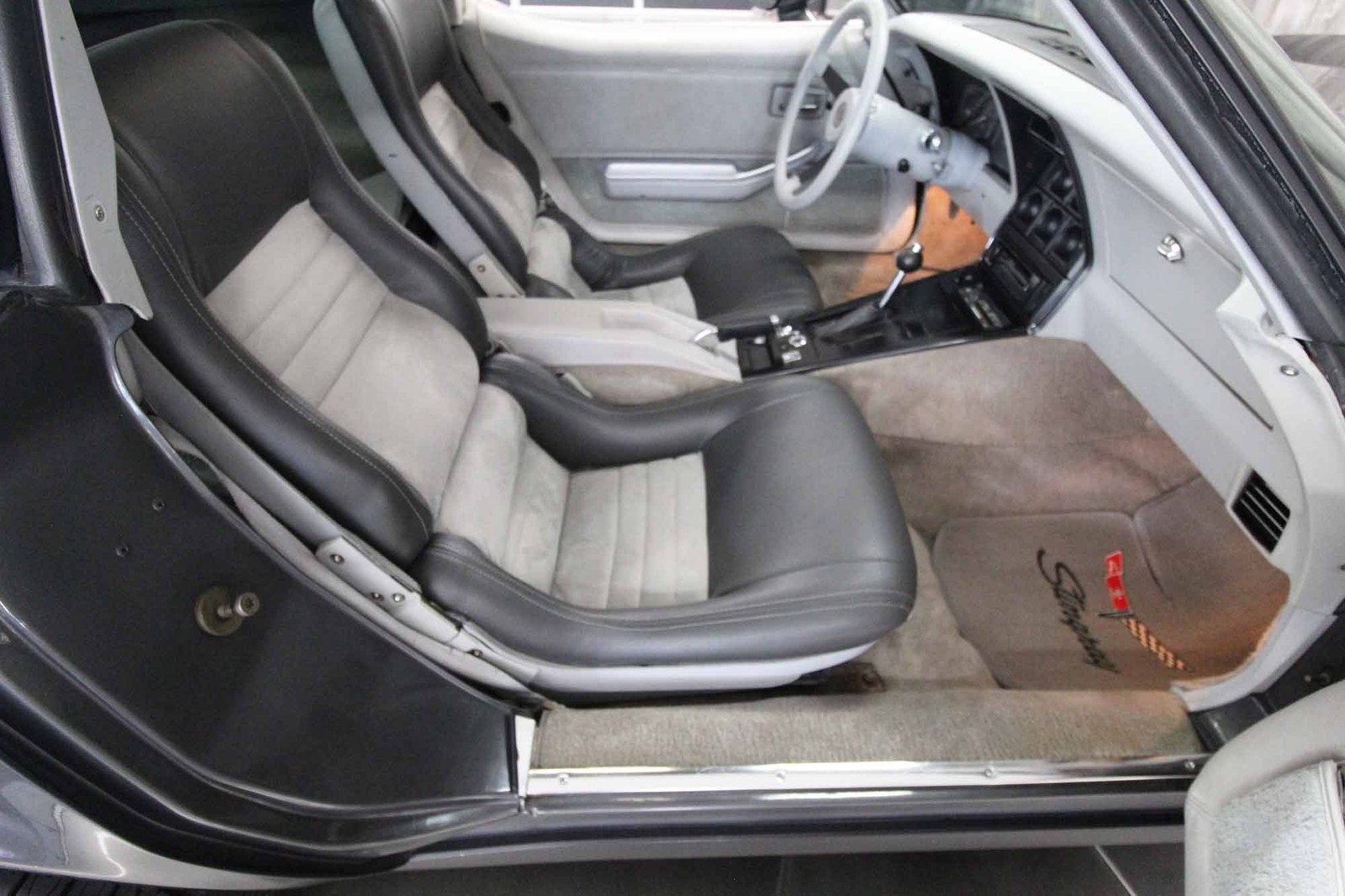 Chevrolet-Corvette-1982-Coupe-23