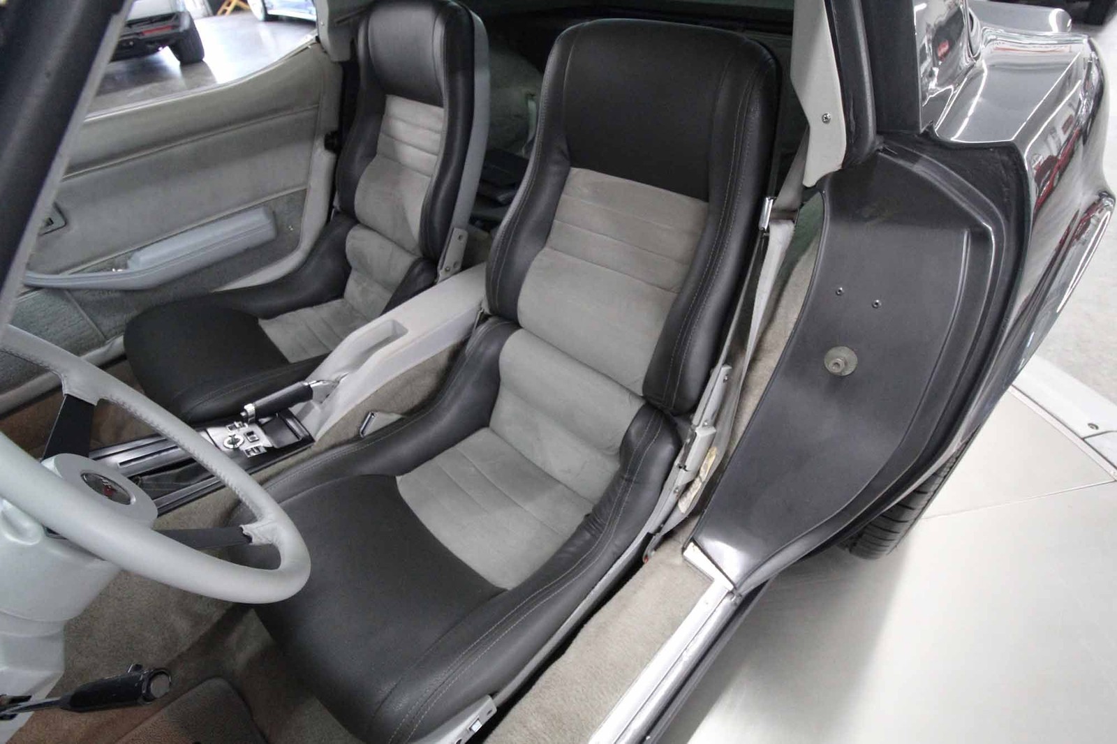 Chevrolet-Corvette-1982-Coupe-24