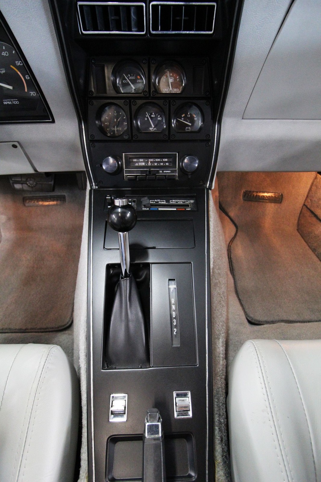 Chevrolet-Corvette-1982-Coupe-25