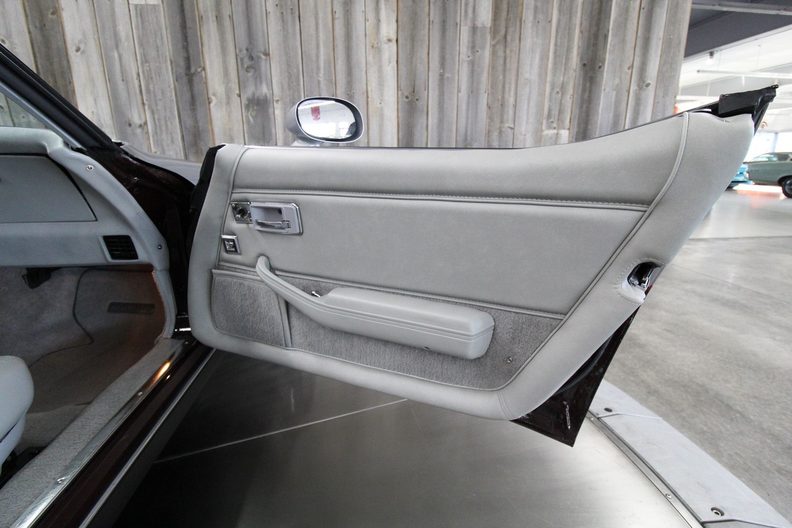 Chevrolet-Corvette-1982-Coupe-28