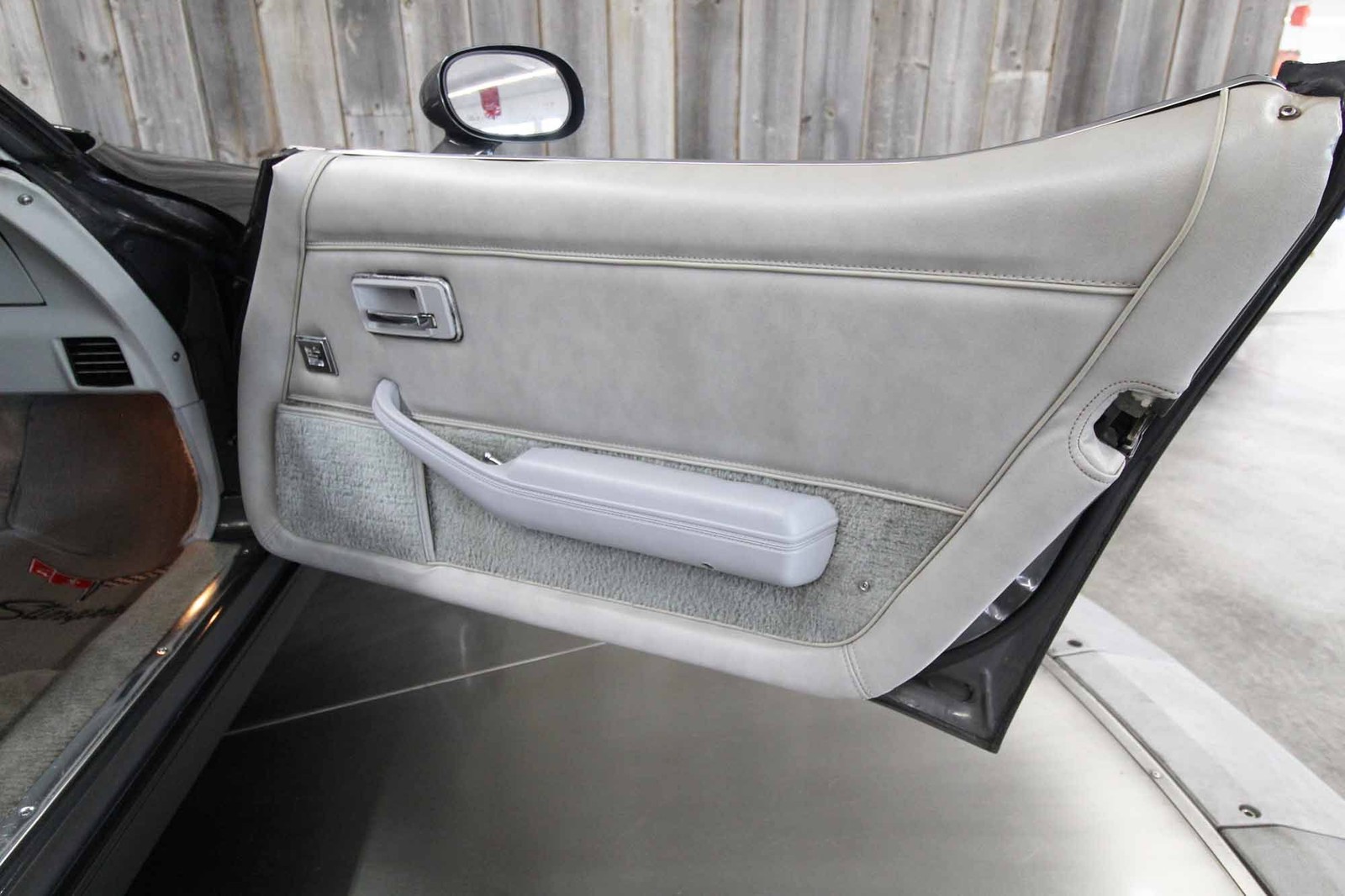 Chevrolet-Corvette-1982-Coupe-29