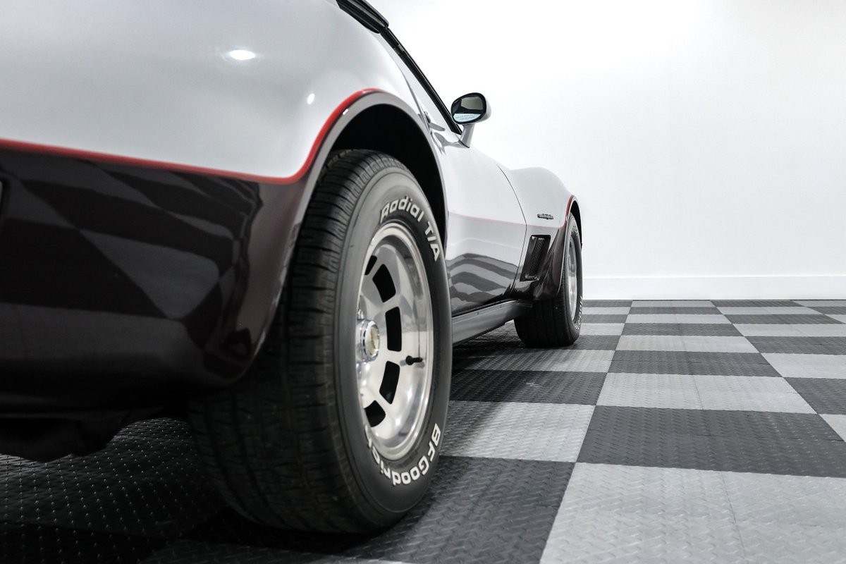 Chevrolet-Corvette-1982-Coupe-8