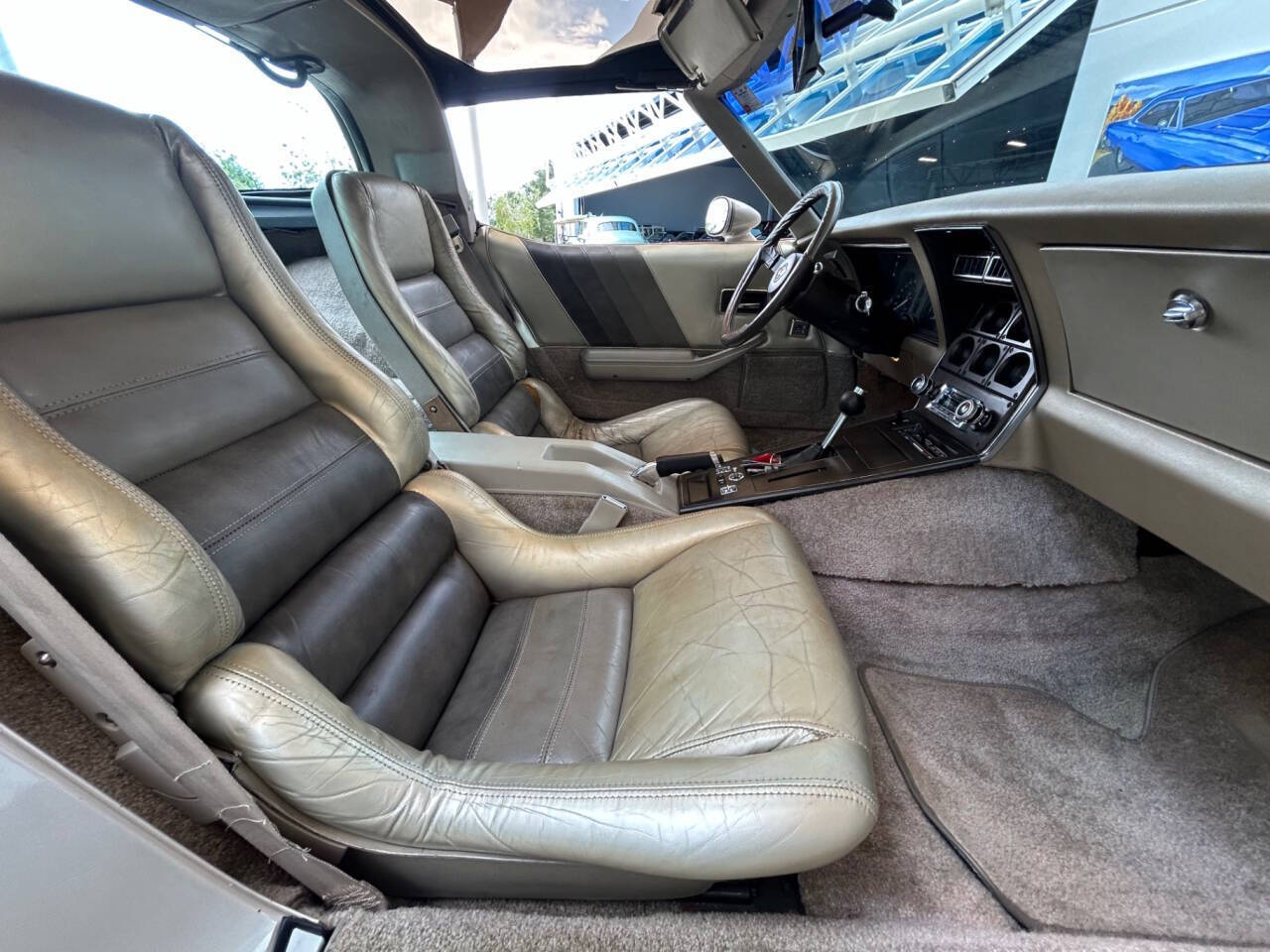 Chevrolet-Corvette-1982-Hatchback-16