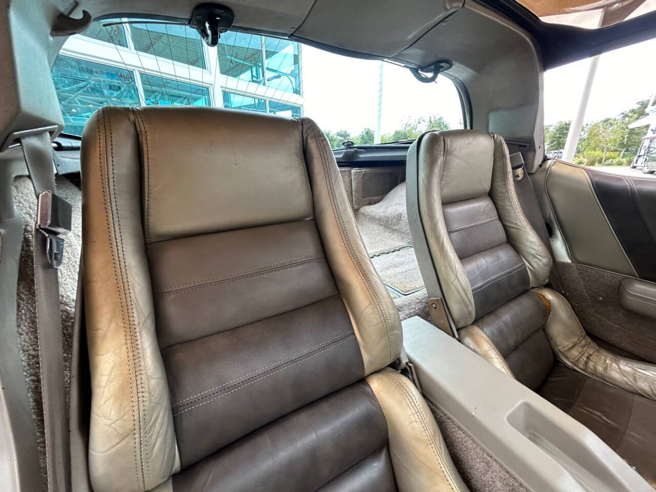 Chevrolet-Corvette-1982-Hatchback-17