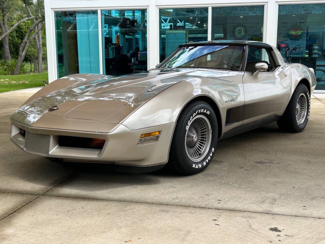 Chevrolet-Corvette-1982-Hatchback-8