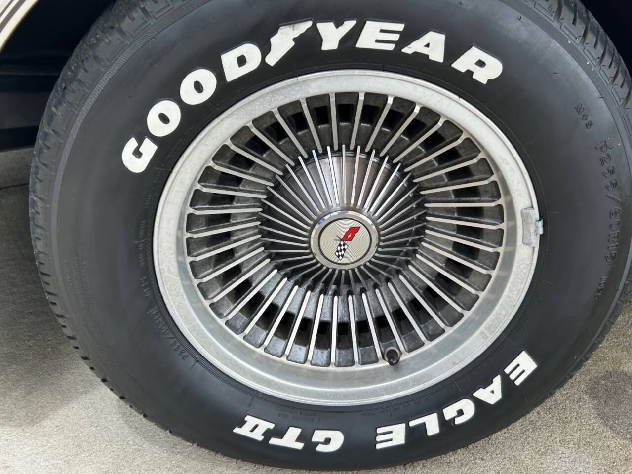 Chevrolet-Corvette-1982-Hatchback-9