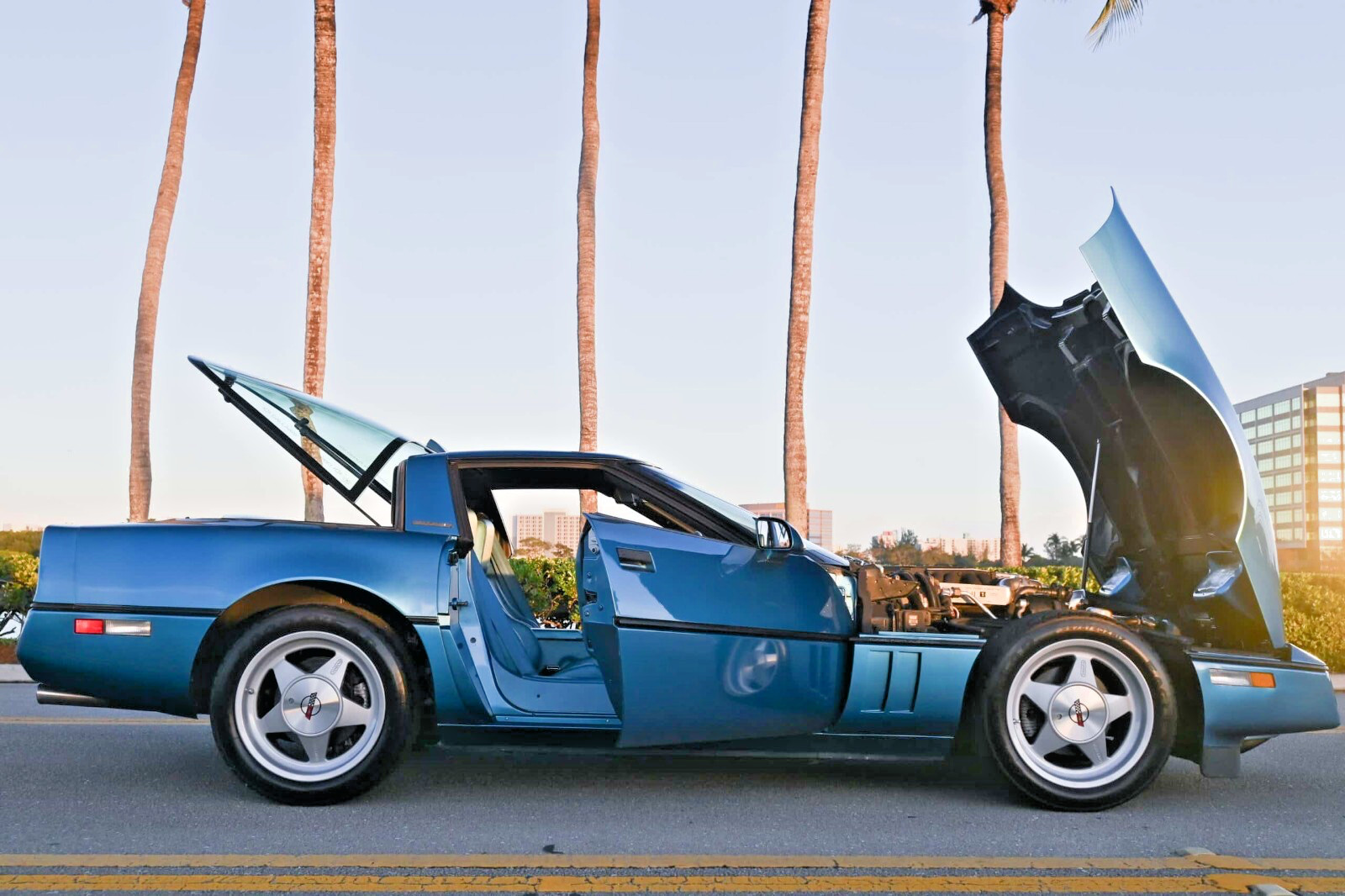 Chevrolet-Corvette-1987-Coupe-10