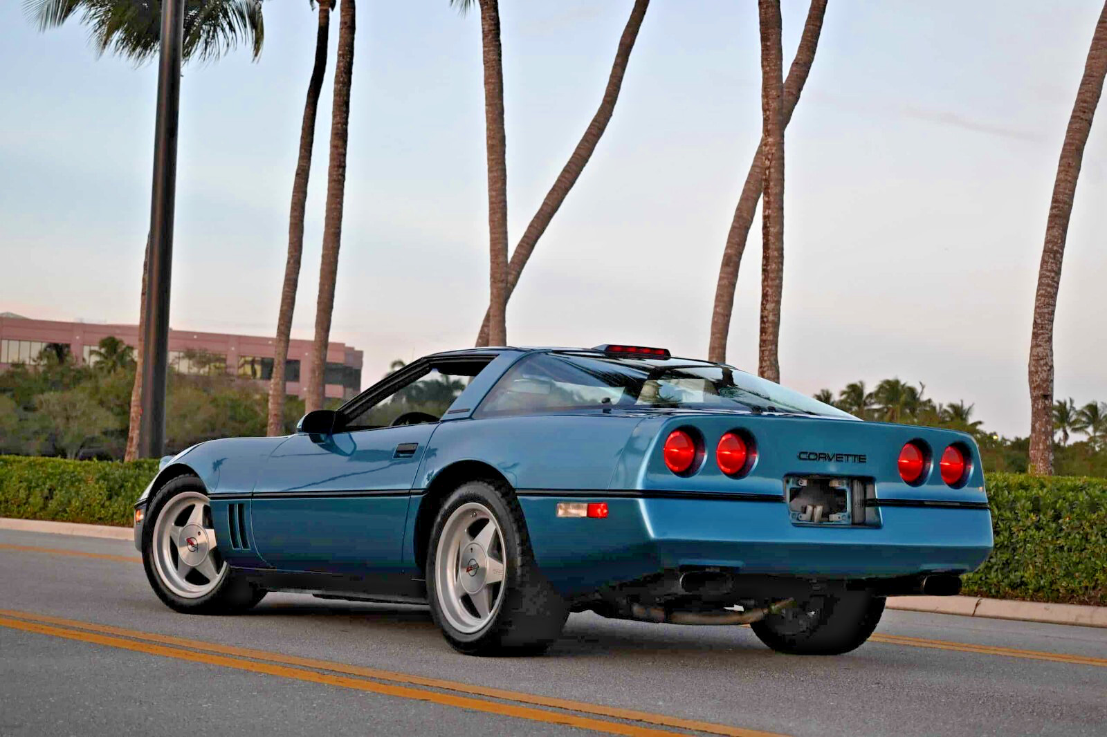 Chevrolet-Corvette-1987-Coupe-12