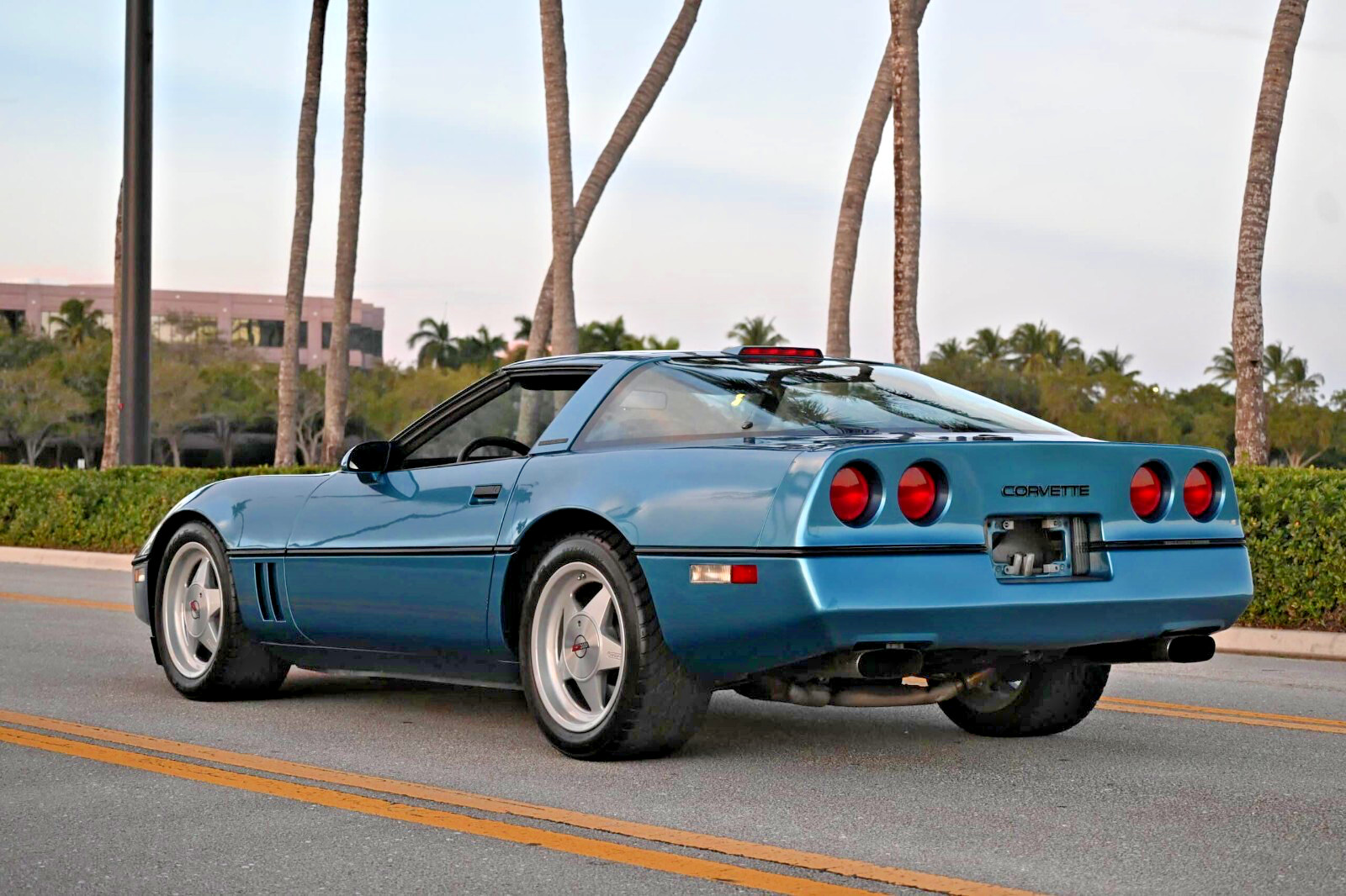 Chevrolet-Corvette-1987-Coupe-4