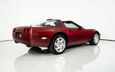 Chevrolet-Corvette-1990-Hatchback-13