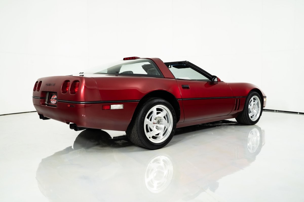 Chevrolet-Corvette-1990-Hatchback-13