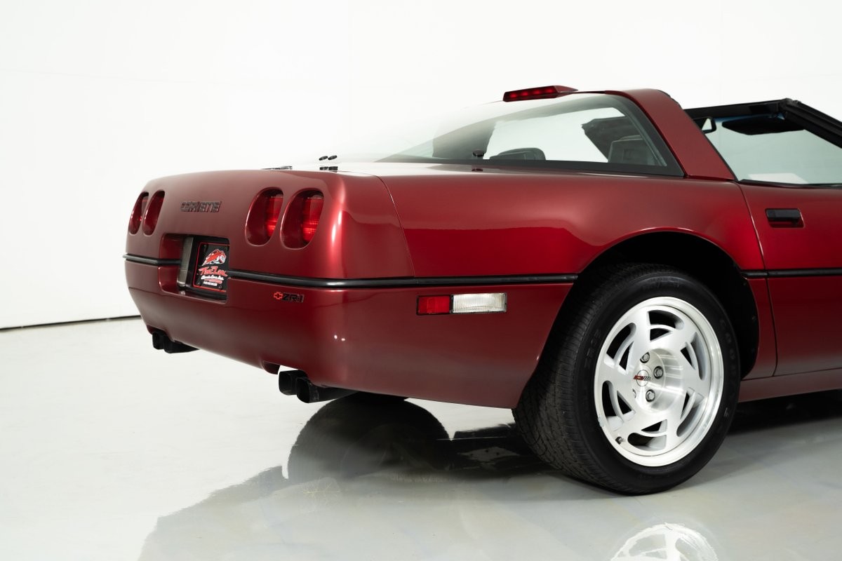 Chevrolet-Corvette-1990-Hatchback-14